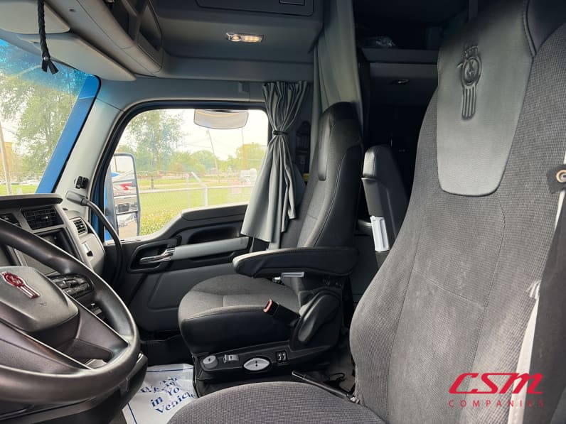 Interior seats for this 2023 Kenworth T680 (Stock number: UPJ216985)