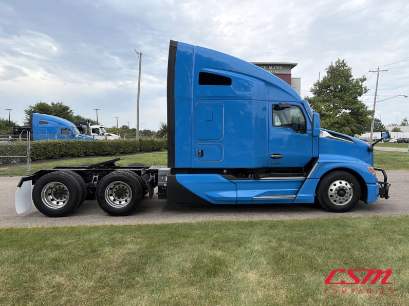 Exterior full passenger side for this 2023 Kenworth T680 (Stock number: UPJ216985)