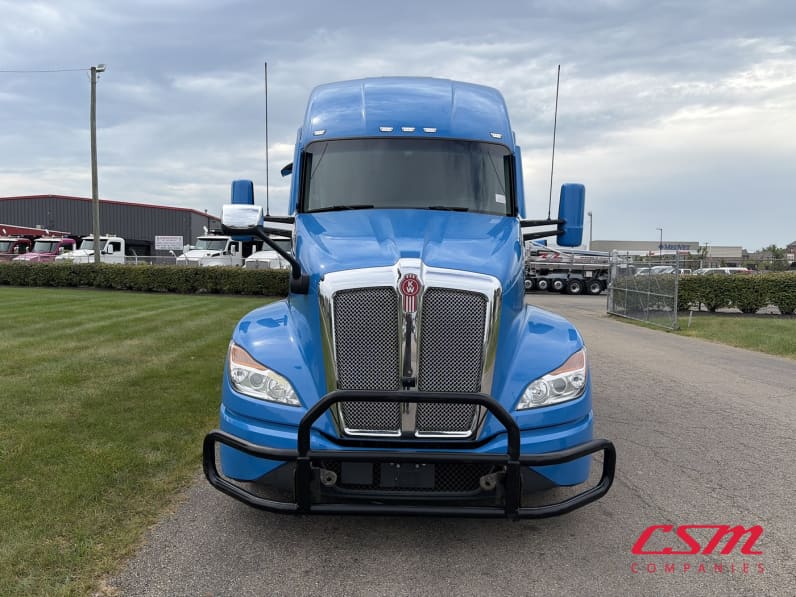 Exterior full front view for this 2023 Kenworth T680 (Stock number: UPJ216985)