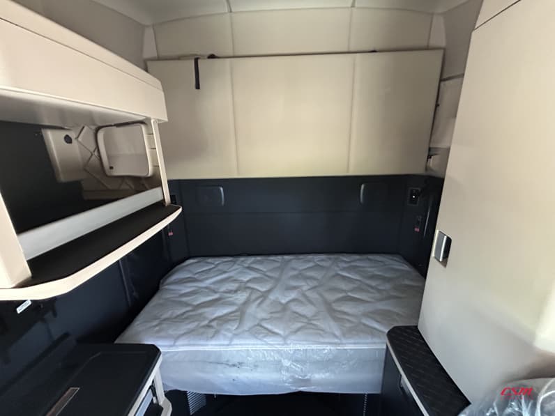 Interior wide sleeper view for this 2027 Kenworth T680 Short Hood (Stock number: VJ250501)