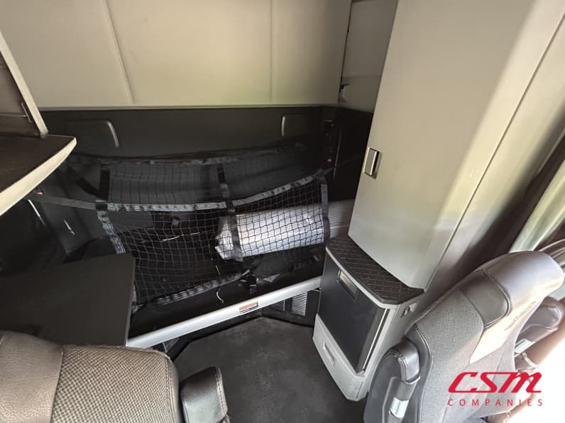 Interior driver side sleeper for this 2024 Kenworth T680 (Stock number: URJ337721)