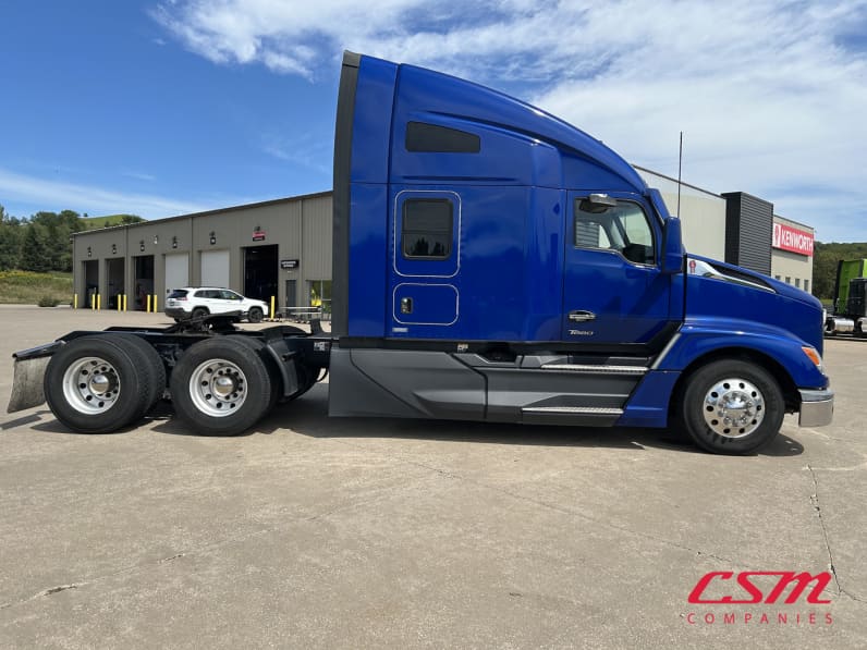 Exterior full passenger side for this 2024 Kenworth T680 (Stock number: URJ337721)