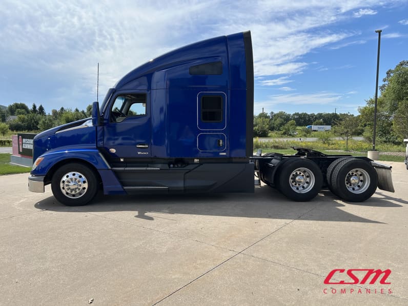 Exterior full driver side for this 2024 Kenworth T680 (Stock number: URJ337721)