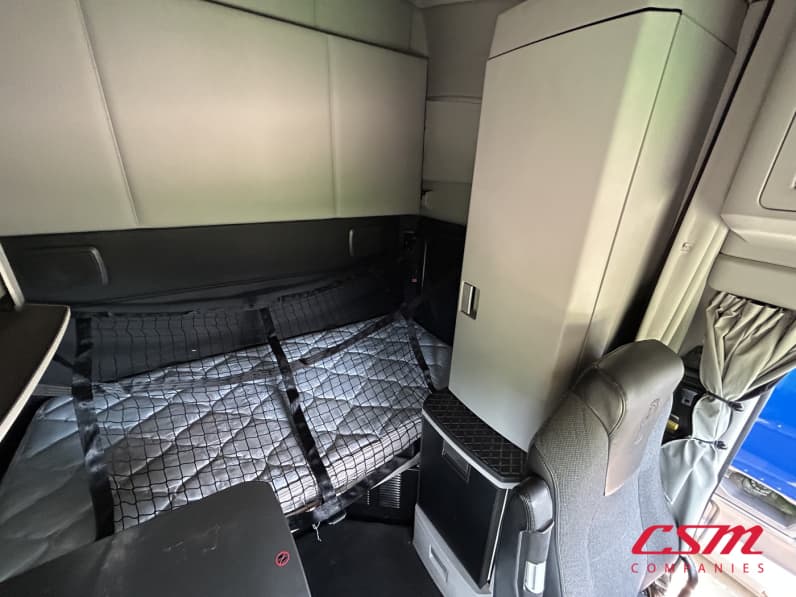Interior driver side sleeper for this 2023 Kenworth T680 (Stock number: UPJ217559)