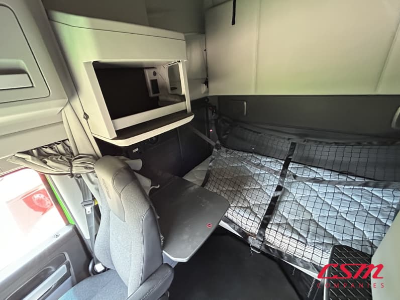 Interior passenger side sleeper for this 2023 Kenworth T680 (Stock number: UPJ217559)