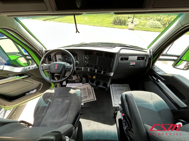 Interior cockpit for this 2023 Kenworth T680 (Stock number: UPJ217559)