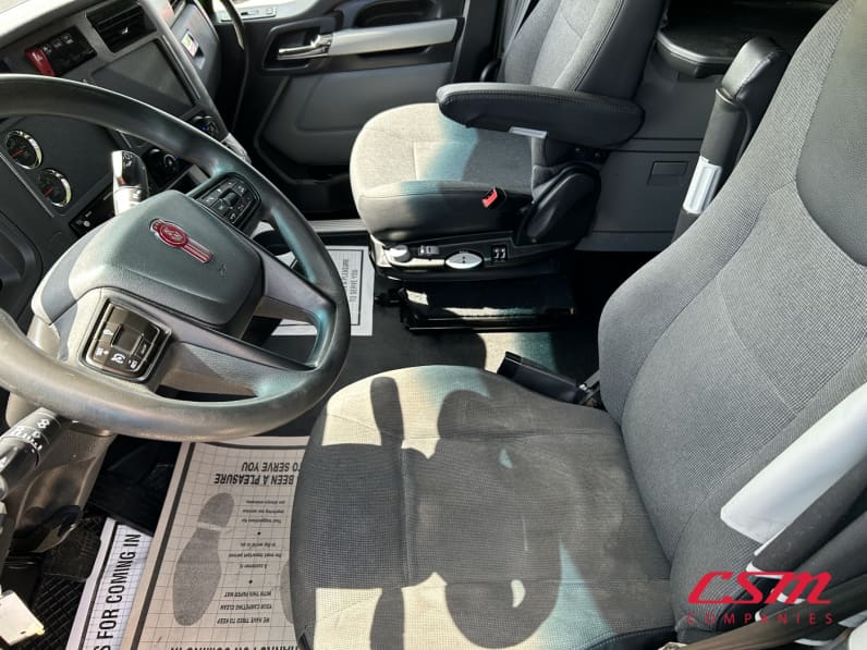 Interior seats for this 2023 Kenworth T680 (Stock number: UPJ217559)