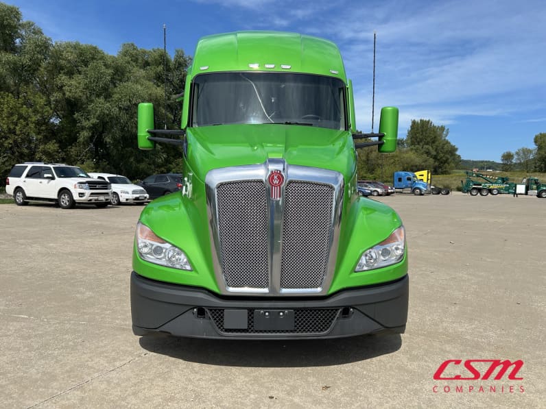 Exterior full front view for this 2023 Kenworth T680 (Stock number: UPJ217559)