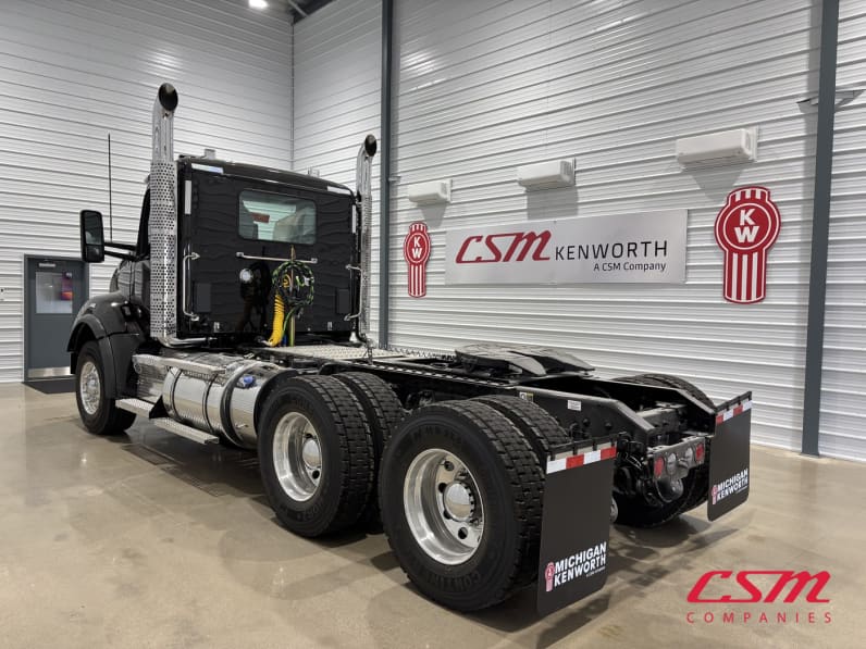 Exterior rear driver side for this 2027 Kenworth T880 (Stock number: VJ275469)