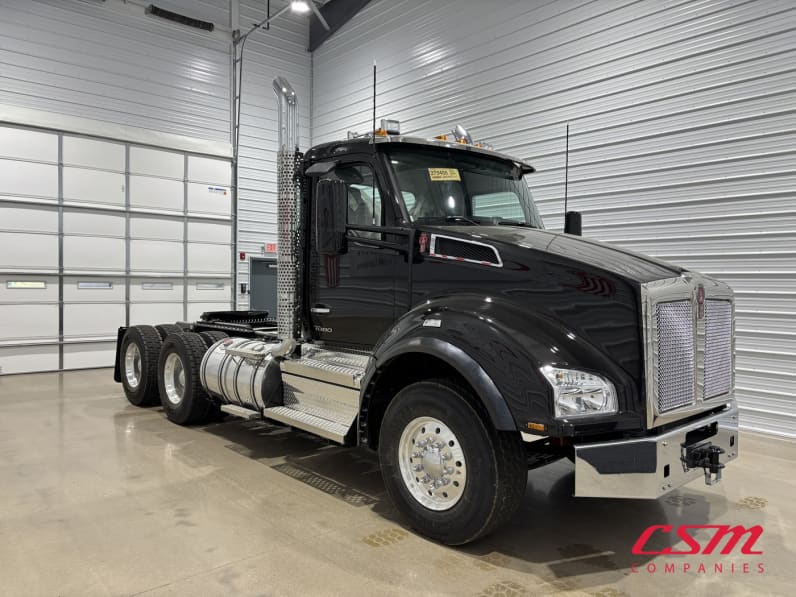 Exterior front passenger side for this 2027 Kenworth T880 (Stock number: VJ275551)