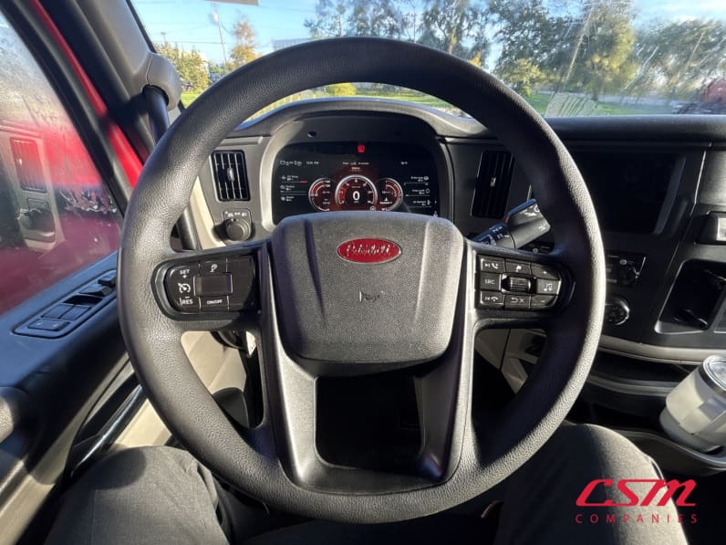 Interior steering wheel for this 2023 Peterbilt 579 (Stock number: UPD806296)