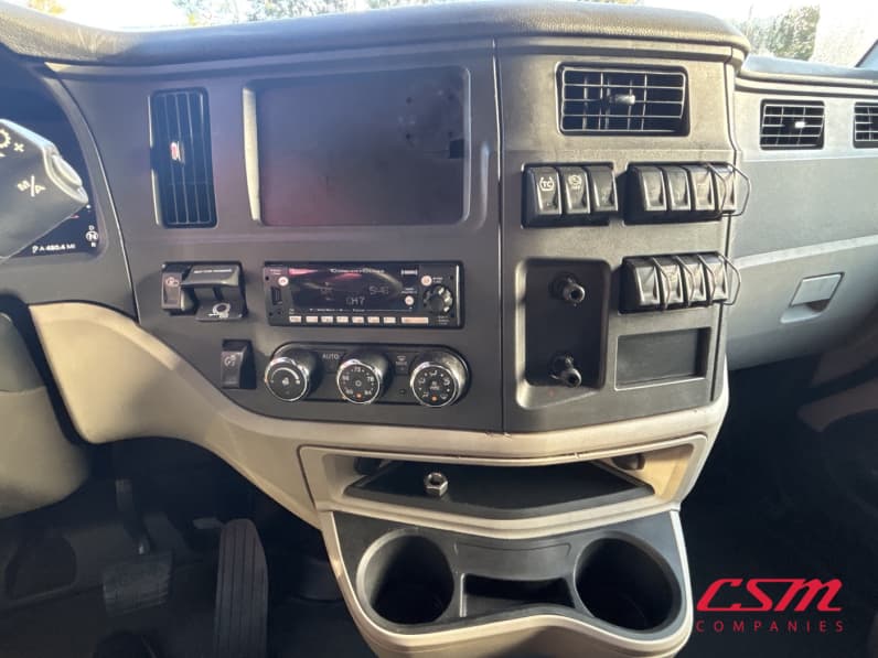 Interior radio and navigation system for this 2023 Peterbilt 579 (Stock number: UPD806296)