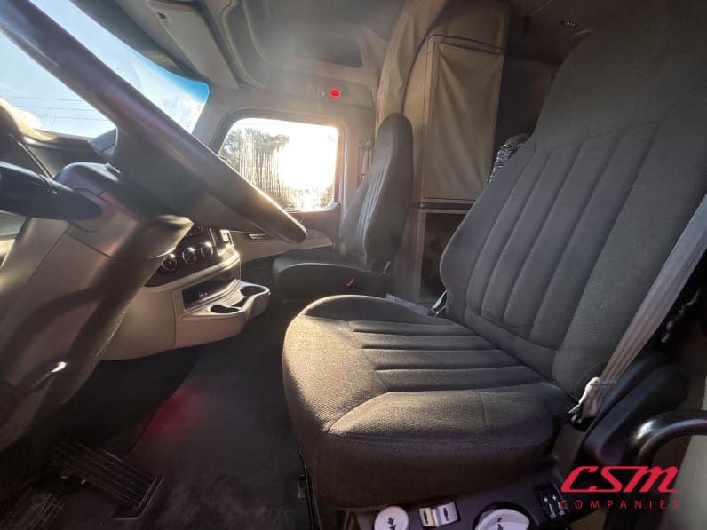 Interior seats for this 2023 Peterbilt 579 (Stock number: UPD806296)