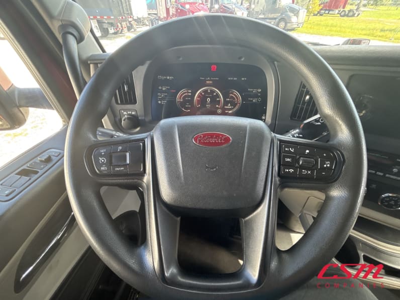 Interior steering wheel for this 2023 Peterbilt 579 (Stock number: UPD806286)