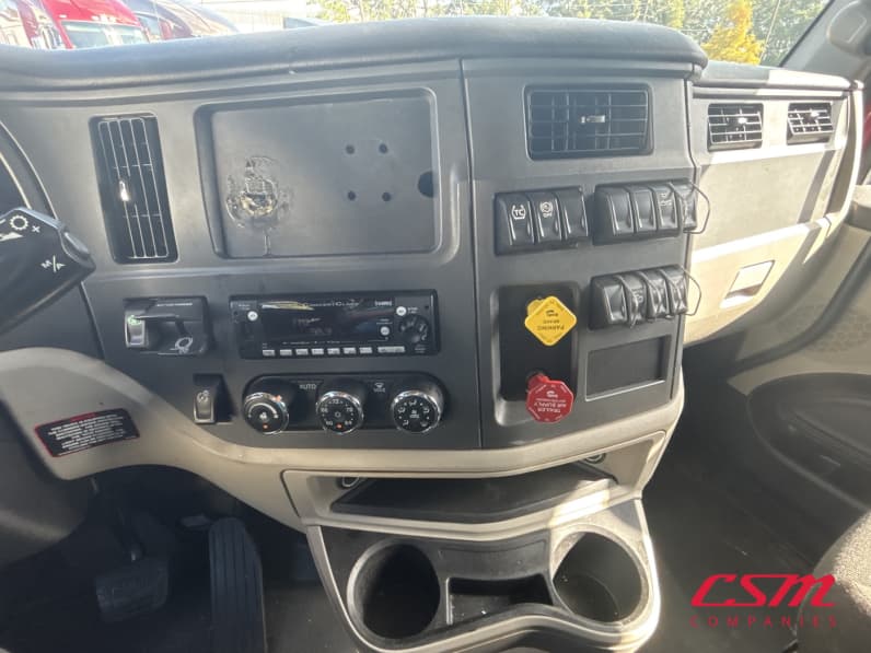 Interior radio and navigation system for this 2023 Peterbilt 579 (Stock number: UPD806286)