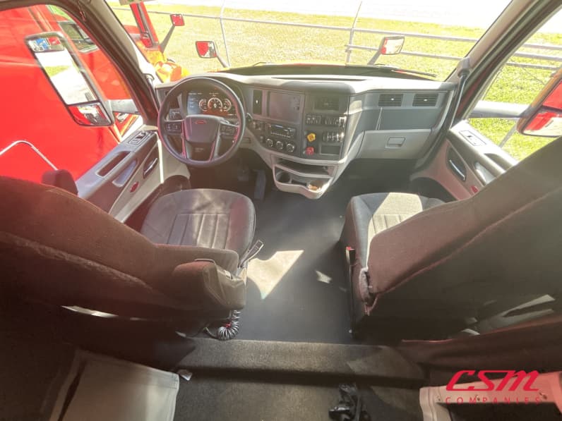 Interior cockpit for this 2023 Peterbilt 579 (Stock number: UPD806297)