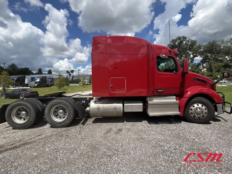 Exterior full passenger side for this 2023 Peterbilt 579 (Stock number: UPD806289)