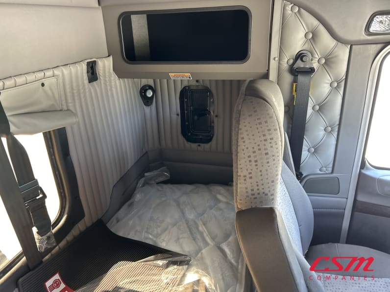 Interior driver side sleeper for this 2027 Kenworth W900B (Stock number: VR264241)