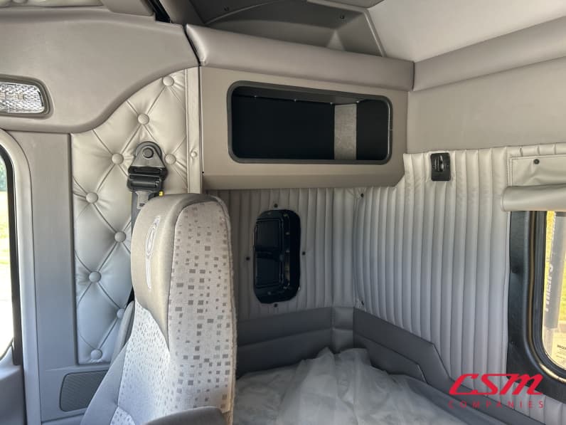 Interior passenger side sleeper for this 2027 Kenworth W900B (Stock number: VR264241)
