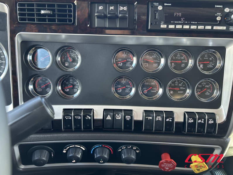 Interior radio and navigation system for this 2027 Kenworth W900B (Stock number: VR264241)