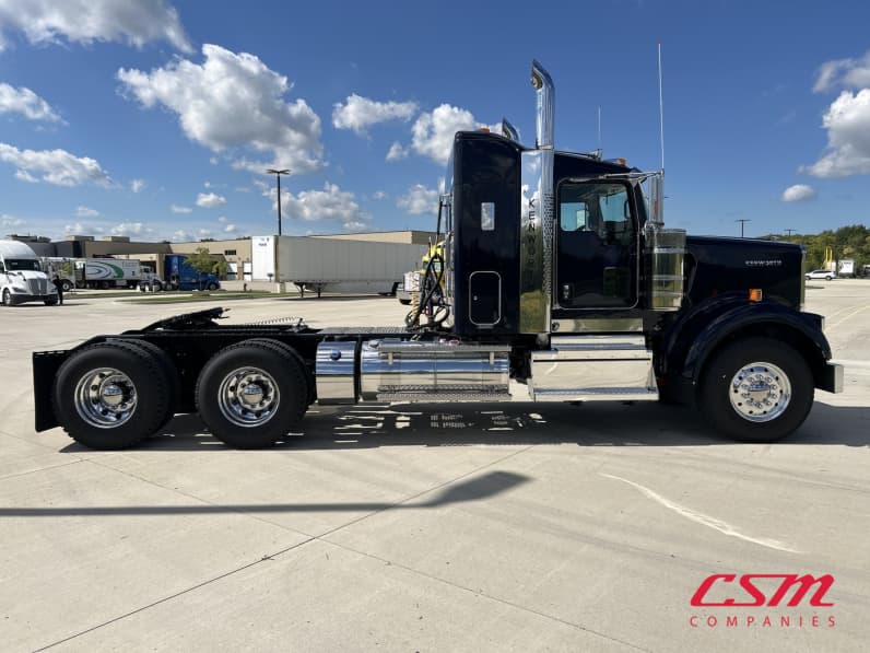 Exterior full passenger side for this 2027 Kenworth W900B (Stock number: VR264241)
