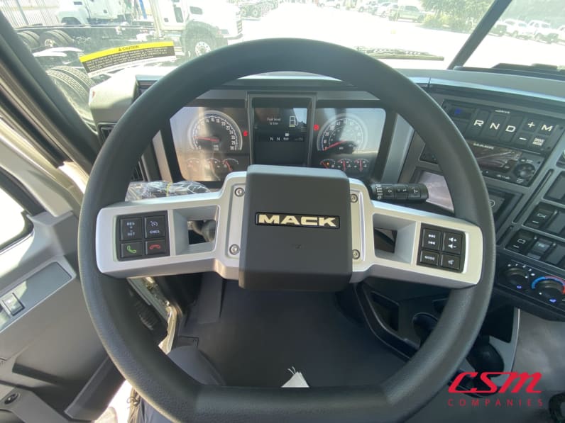 Interior steering wheel for this 2027 Mack Granite GR64 (Stock number: VM058448)