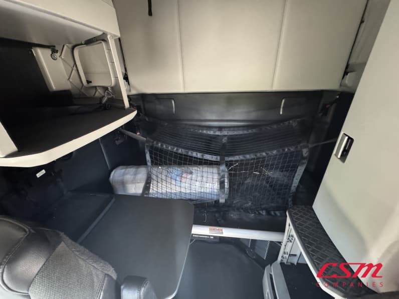 Interior wide sleeper view for this 2023 Kenworth T680 (Stock number: UPJ216783)