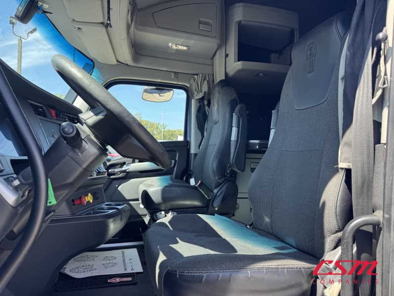 Interior seats for this 2023 Kenworth T680 (Stock number: UPJ216783)