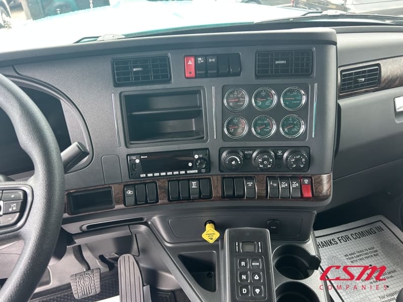 Interior radio and navigation system for this 2027 Kenworth W990 (Stock number: VJ266990)