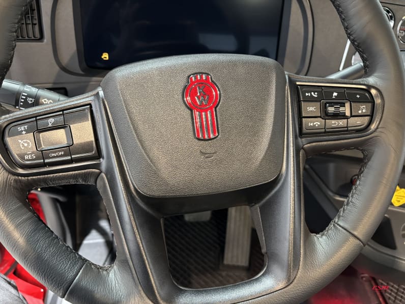 Interior steering wheel for this 2027 Kenworth W990 (Stock number: VJ259934)
