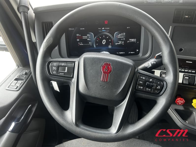 Interior steering wheel for this 2023 Kenworth T680 (Stock number: UPJ217006)