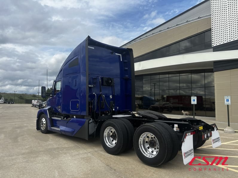 Exterior rear driver side for this 2023 Kenworth T680 (Stock number: UPJ217006)
