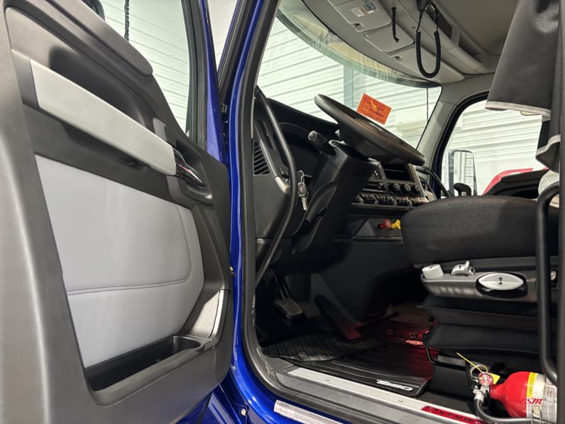 Drivers side door open for this 2027 Kenworth T880S (Stock number: VJ275538)