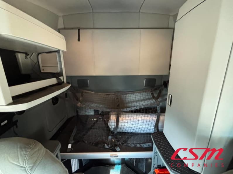 Interior wide sleeper view for this 2022 Kenworth T680 (Stock number: UNJ471145)