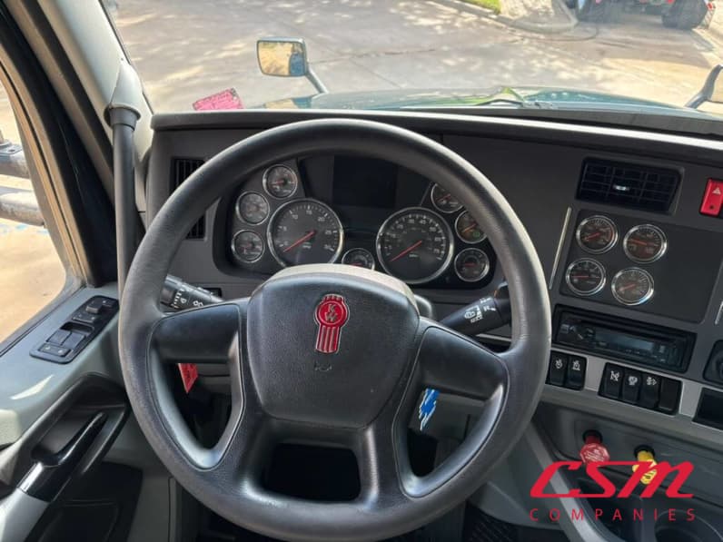 Interior steering wheel for this 2022 Kenworth T680 (Stock number: UNJ471145)