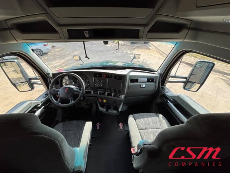 Interior cockpit for this 2022 Kenworth T680 (Stock number: UNJ471145)