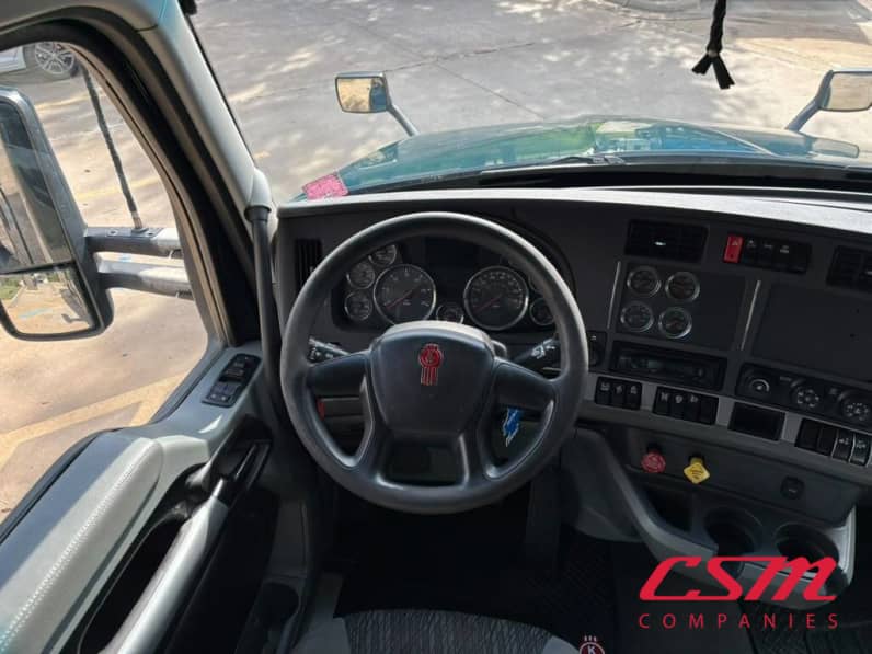 Interior dash for this 2022 Kenworth T680 (Stock number: UNJ471145)