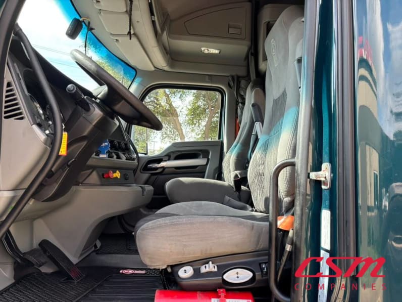 Interior seats for this 2022 Kenworth T680 (Stock number: UNJ471145)