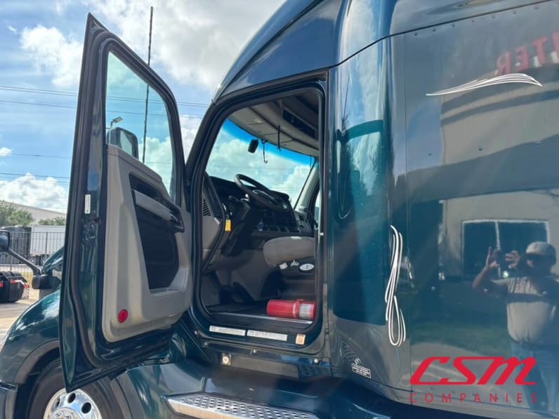 Drivers side door open for this 2022 Kenworth T680 (Stock number: UNJ471145)