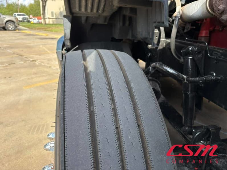 Passenger side front tire tread for this 2022 Kenworth T680 (Stock number: UNJ471145)