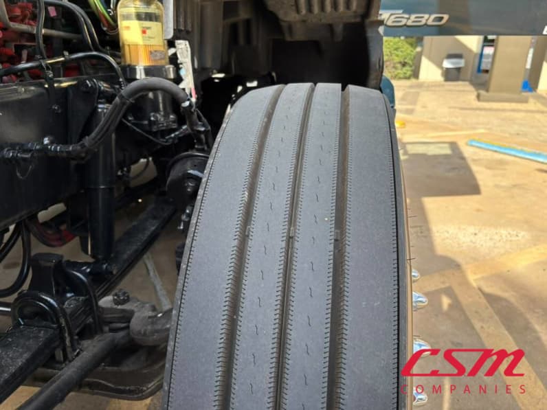 Driver side front tire tread for this 2022 Kenworth T680 (Stock number: UNJ471145)
