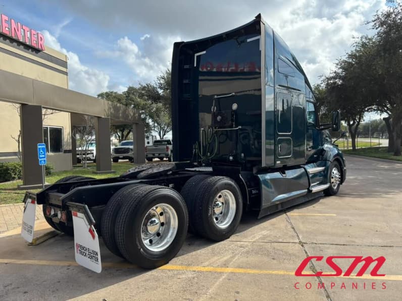 Exterior rear passenger side for this 2022 Kenworth T680 (Stock number: UNJ471145)