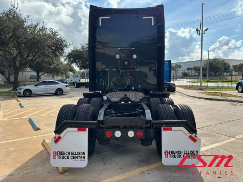 Exterior full rear view for this 2022 Kenworth T680 (Stock number: UNJ471145)