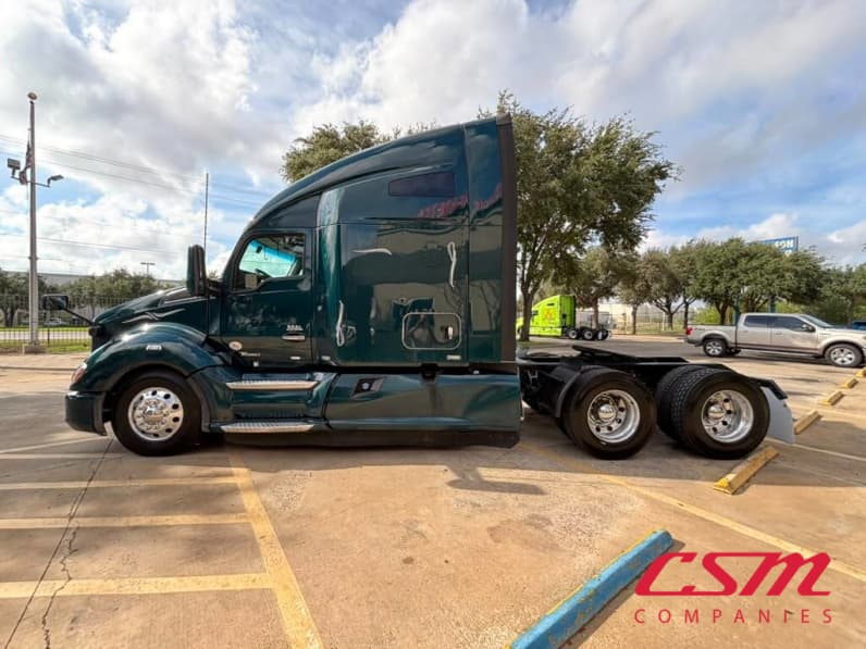 Exterior full driver side for this 2022 Kenworth T680 (Stock number: UNJ471145)