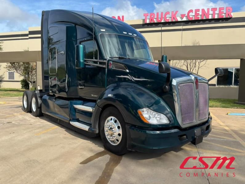 Exterior front passenger side for this 2022 Kenworth T680 (Stock number: UNJ471145)