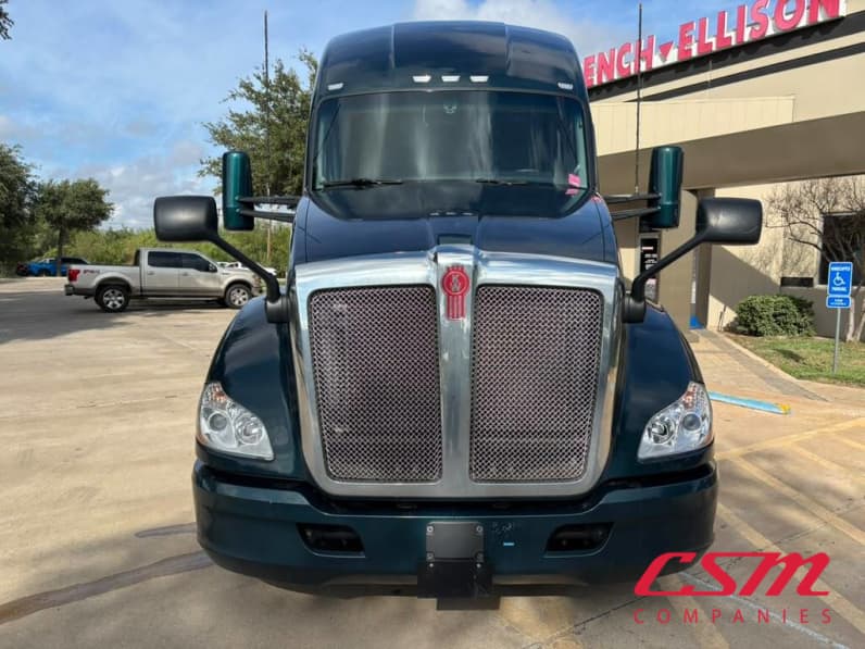 Exterior full front view for this 2022 Kenworth T680 (Stock number: UNJ471145)