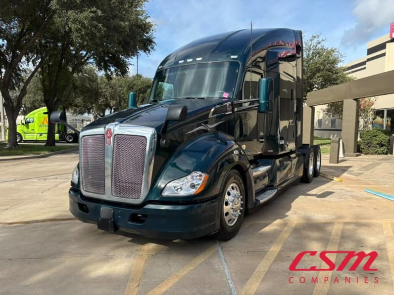 Exterior front drivers side for this 2022 Kenworth T680 (Stock number: UNJ471145)