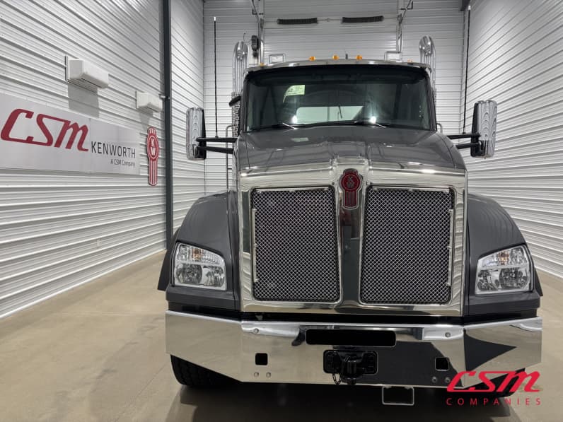 Exterior full front view for this 2027 Kenworth T880 (Stock number: VJ264162)