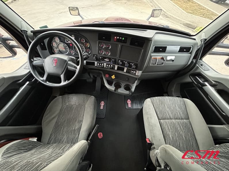 Interior cockpit for this 2022 Kenworth T680 (Stock number: UNJ471098)