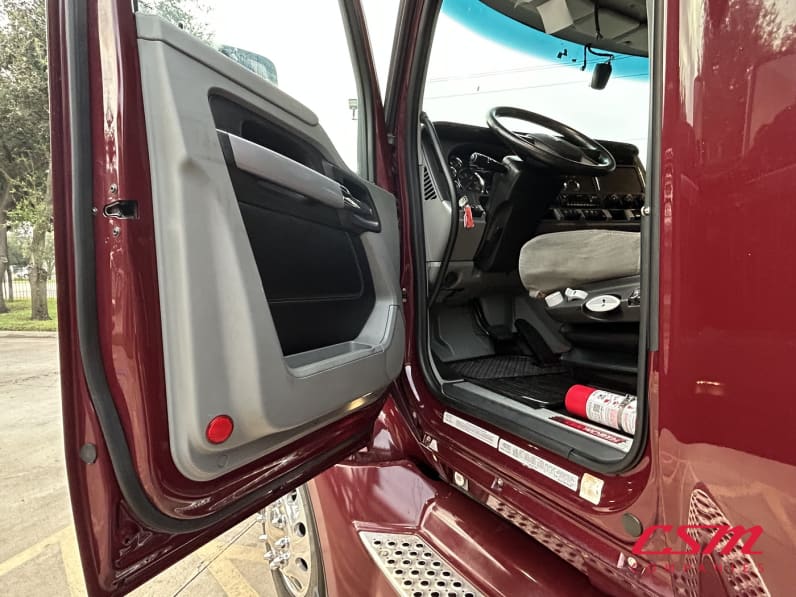 Drivers side door open for this 2022 Kenworth T680 (Stock number: UNJ471098)